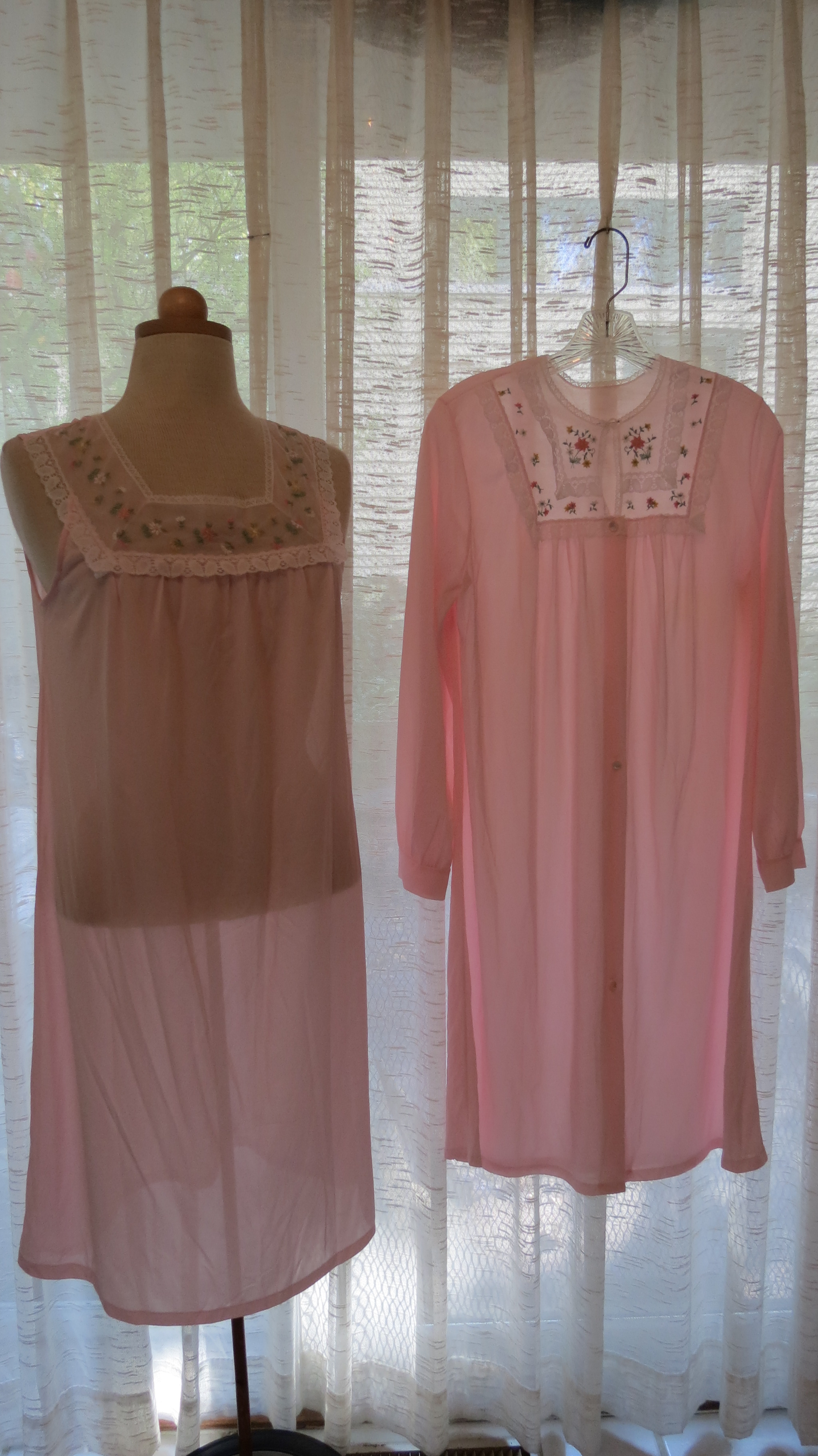 A VERY SWEET TRUE VINTAGE NIGHTGOWN &amp; ROBE SET FROM THE 1960'S